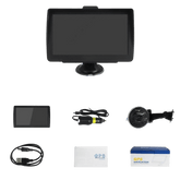 7" GPS Skærm – EU Navigation, FM Radio og Medieafspilning med tilbehør, herunder kabel og holder.