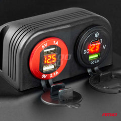 USB-oplader med beskyttelseshætte og voltmeter