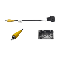 Adapterkabel Ford - Originalt bakkamera på eftermonteret radio, viser kabel og stik til video og signalforbindelse.